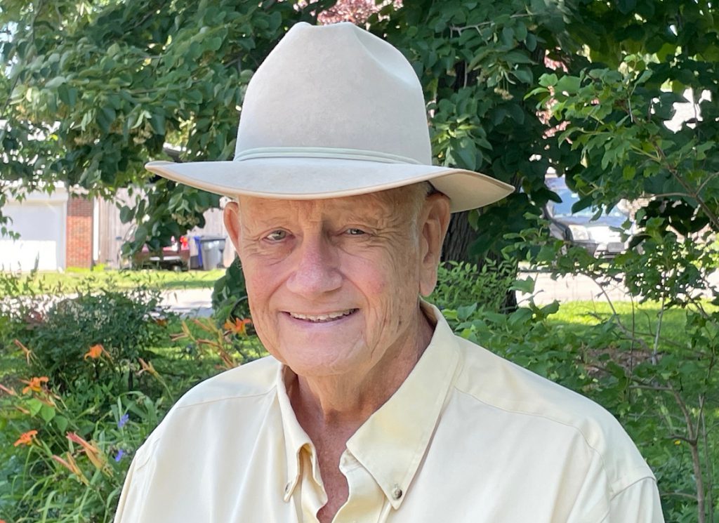 Pioneering Thoroughbred veterinarian Chris Cahill