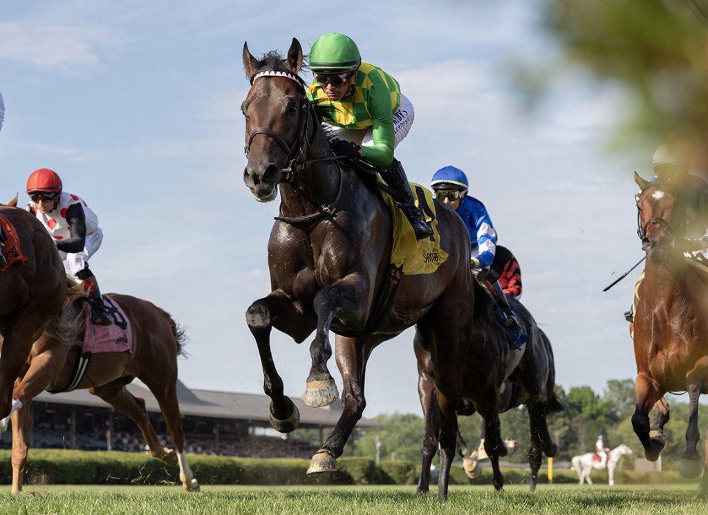 Donegal Momentum racing near the lead in Kelso Stakes